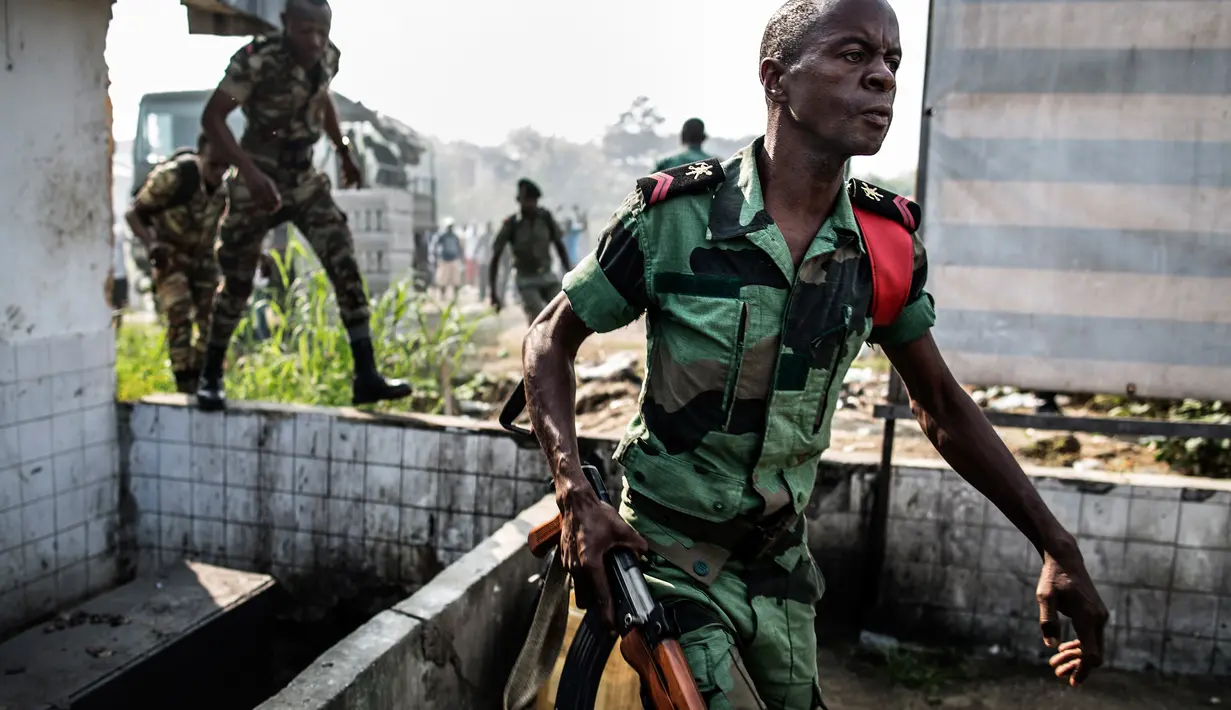 Pasukan keamanan dikerahkan untuk membubarkan pendukung kandidat oposisi Gabon, Jean Ping yang mencoba mengakses markas komisi pemilihan di Libreville, Rabu (31/8). Demonstrasi meletus setelah Presiden Gabon, Ali Bongo terpilih kembali (MARCO LONGARI/AFP)