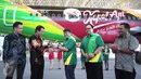 Direktur PT Santos Jaya Abadi Soedomo Margonoto (dua kiri) menerima miniatur pesawat dari CEO Citilink Indonesia Albert Burhan (tiga kiri) saat peluncuran pesawat Citilink-Kapal Api di Bandara Soetta, Tangerang,(6/11/2015).(Liputan6.com/Angga Yuniar)