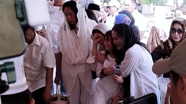 Pemakaman ibunda Kikan Cokelat (Liputan6.com - M Altaf Jauhar)