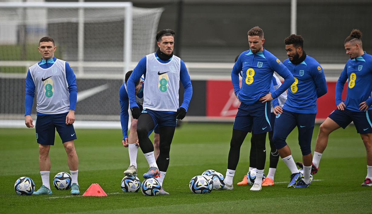 Sejumlah pemain Timnas Inggris menjalani latihan persiapan menjelang laga Kualifikasi Euro 2024 melawan Italia yang berlangsung di St George's Park, Burton-on-Trent, Inggris, 21 Maret 2023. The Three Lions dijadwalkan akan bertandang ke Italia pada Sabtu (25/03/2023) dini hari WIB di Stadion Diego Armando Maradona, Napoli. (AFP/Paul Ellis)