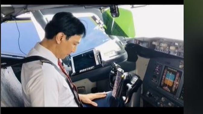Viral Video Pilot Salat di Pesawat dan Beri Pesan Mengharukan. foto: TikTok @rfnoor737
