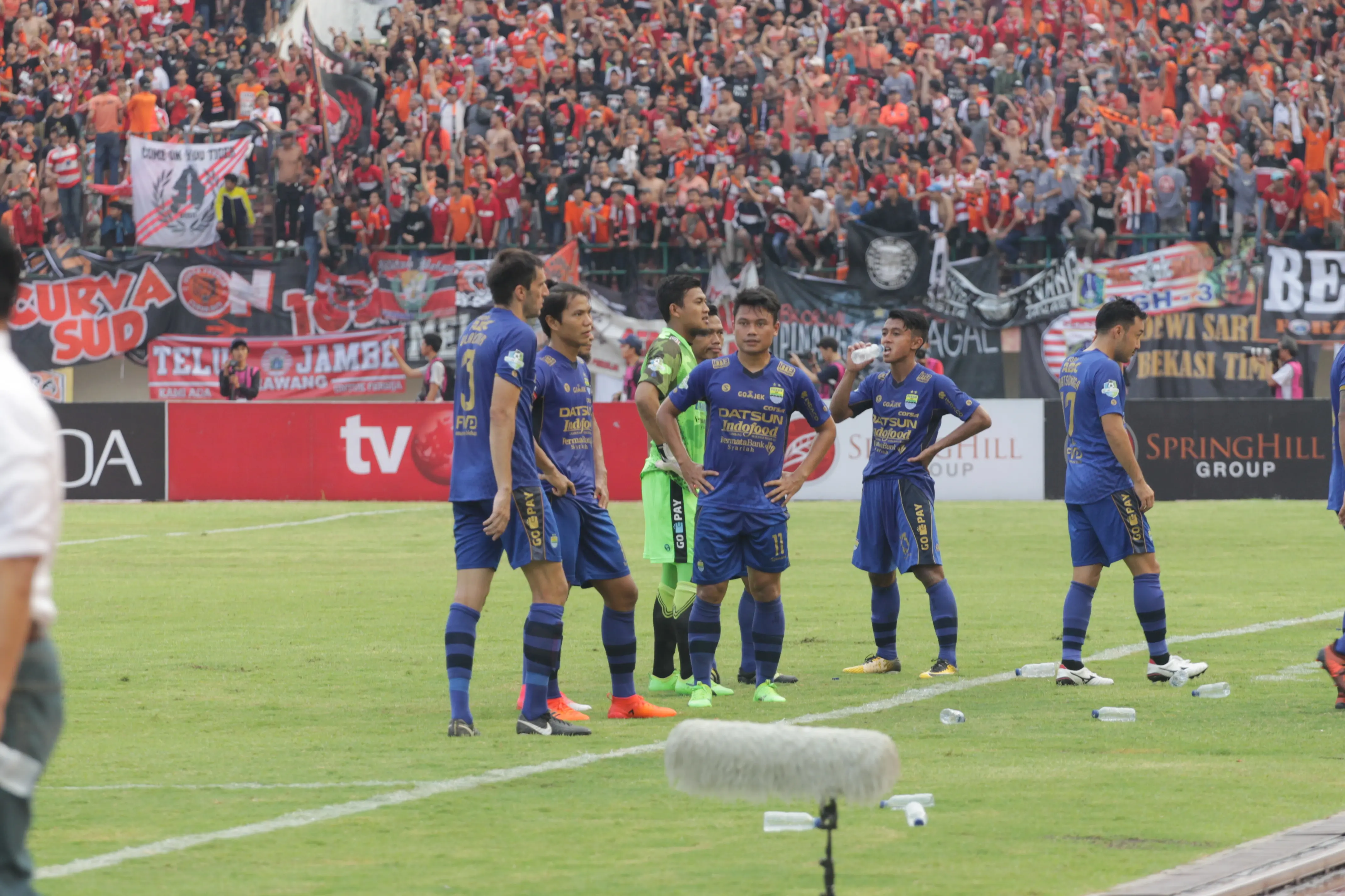 Para pemain Persib Bandung berdiri di pinggir lapangan setelah memutuskan mogok bertanding dalam laga melawan Persija Jakarta di Stadion Manahan, Solo, Jumat (3/11/2017). (Bola.com/Ronald Seger Prabowo)
