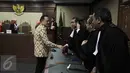 Irman Gusman bersalaman dengan tim kuasa hukum usai menjalani sidang di Pengadilan Tipikor Jakarta, Senin (20/2). Menanggapi vonisnya, Irman Gusman meminta waktu selama 7 hari kepada majelis hakim. (Liputan6.com/Helmi Afandi)