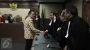 Irman Gusman bersalaman dengan tim kuasa hukum usai menjalani sidang di Pengadilan Tipikor Jakarta, Senin (20/2). Menanggapi vonisnya, Irman Gusman meminta waktu selama 7 hari kepada majelis hakim. (Liputan6.com/Helmi Afandi)