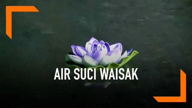 Umat Buddha dan ratusan Biksu mengambil air suci di Temanggung, Jawa Tengah. Pengambilan air ini dalam rangka menyambut hari raya Waisak.