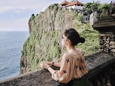 Yuki Kato memiliki jadwal yang padat sebagai aktris di dunia entertainment. Di saat waktu senggang, Yuki memiliki untuk berlibur melepas penat. Pulau Dewata menjadi destinasi favorit Yuki. Momen Yuki pandangi laut ini terlihat syahdu dan bikin netizen ikut merasakan suasana adem tentram. (Liputan6.com/IG/@yukikt)