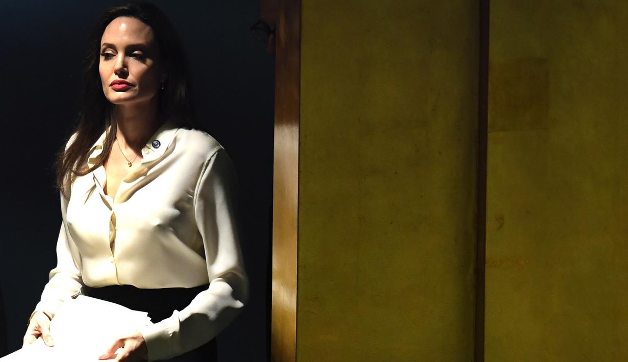Aktris yang juga Utusan Khusus UNHCR Angelina Jolie berpidato pada  pertemuan tingkat Menteri Pemeliharaan Perdamaian PBB di Gedung PBB, New York, (29/3). Angelina Jolie mengatakan bahwa di belahan bumi ini semua laki-laki dan perempuan dilahirkan bebas dan setara. (Timoti A. Clary / AFP)