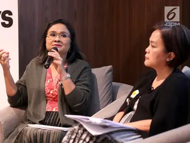 Marcomm Director Accenture Nia Sarinastiti saat memberikan paparan hasil riset tentang Dampak Budaya terhadap Lingkungan Kerja, di Jakarta, Jumat (22/3). Riset Accenture melibatkan 18.000 responden dari 27 negara, termasuk 700 responden Indonesia. (Liputan6.com/Fery Pradolo)