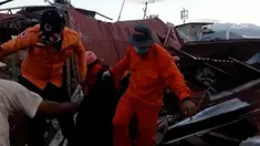 Dalam pencarian korban gempa dan tsunami di kota Palu, Sulawesi Tengah, hari ini tim Basaranas kembali melakukan proses evakuasi beberapa korban.
