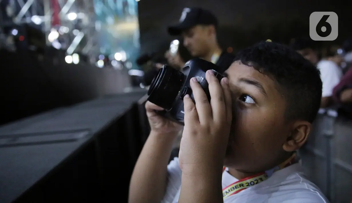 Bahkan Kellen Lemos juga sempat mengabadikan penampilan KD lewat kamera foto. (Kapanlagi.com/Bambang Ekoros Purnama)