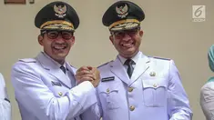 Gubernur dan Wakil Gubernur DKI terpilih, Anies Baswedan dan Sandiaga Uno melakukan salam komando di Masjid Sunda Kelapa, Jakarta, Senin (16/10). Anies dan Sandiaga datang untuk meminta doa kepada pendukung sebelum pelantikan. (Liputan6.com/Faizal Fanani)