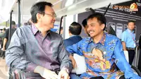 Wakil Gubernur DKI yang akrab disapa Ahok tampak asik berbincang dengan Menpora, Roy Suryo (Liputan6.com/ Danu Baharuddin)