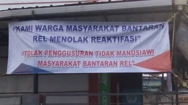 Spanduk penolakan warga terhadap program reaktivasi kereta api oleh pemerintah