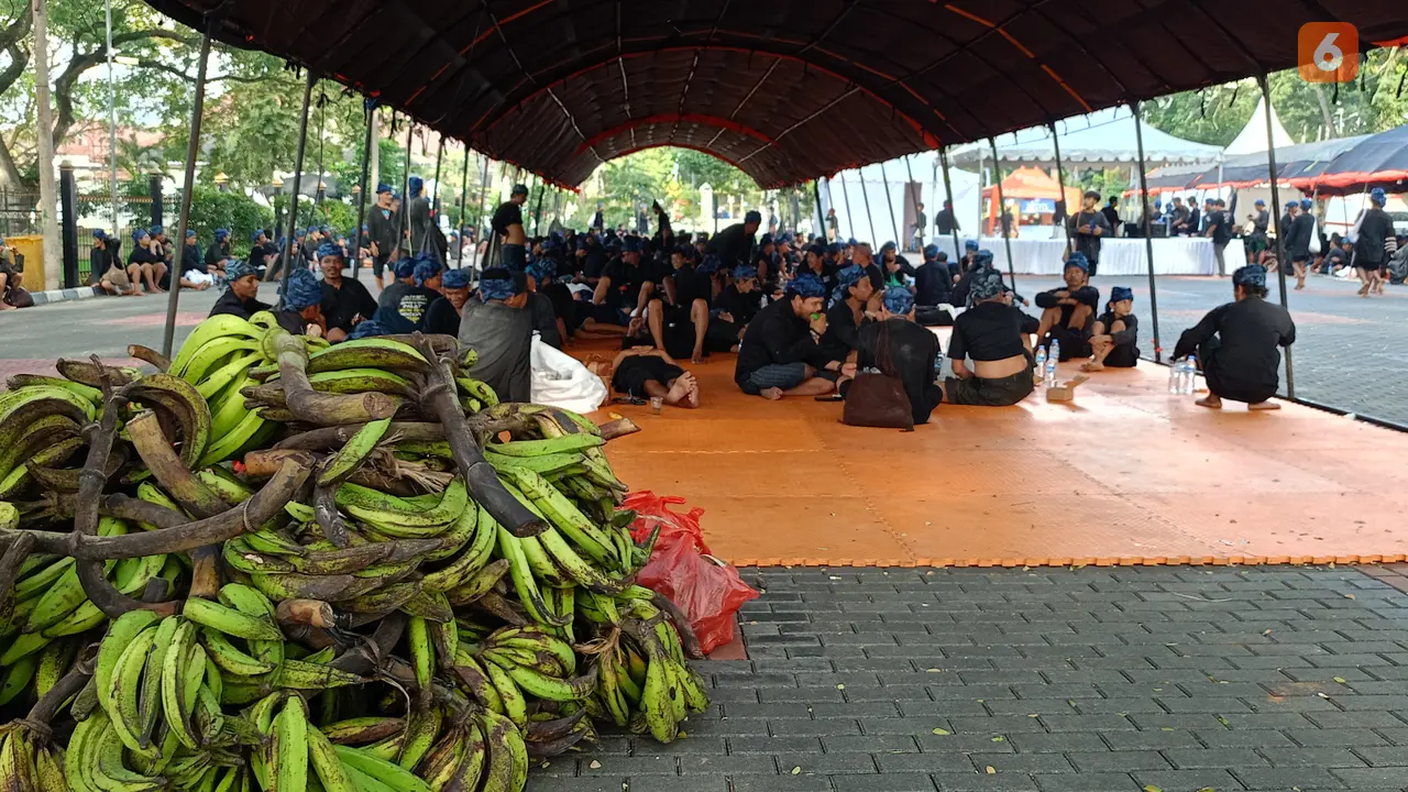 Masyarakat Baduy dan Hasil Alamnya di Halaman Pendopo Lama Gubernur Banten. (Sabtu, 03)05/2025). (Yandhi Deslatama/Liputan6.com).