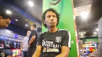 Mantan striker Timnas Indonesia, Rochi Putiray, memprediksi Timor Leste bisa lewati level sepak bola Indonesia dalam 10 tahun jika Indonesia tidak berbenah. (Bola.com/Benediktus Gerendo Pradigdo)