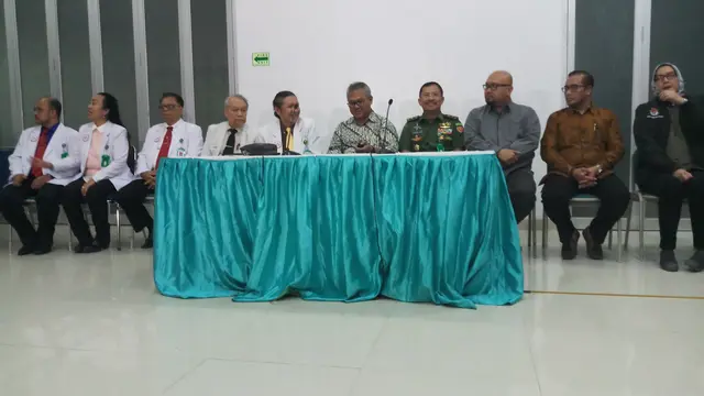Tim Dokter yang menangani tes kesehatan Capres-Cawapres menyerahkan surat keterangan yang menyatakan proses pemeriksaan sudah selesai. (Liputan6.com/ Ady Anugrahadi)