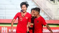 Striker Timnas Indonesia U-18, Rendy Juliansyah, merayakan gol bersama teman-temannya. (Bola.com/Zaidan Nazarul)