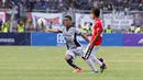 Pemain Sriwijaya FC, Beto Goncalves, mencoba melewati pemain Bali United pada perebutan tempat ketiga Torabika Bhayangkara Cup 2016 di Stadion Utama Gelora Bung Karno, Jakarta, Minggu (3/4/2016). (Bola.com/Nicklas Hanoatubun)