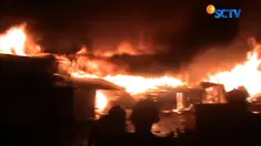Warga yang tinggal di sekitar pasar sentral panik dan berusaha memadamkan api dengan alat seadanya.
