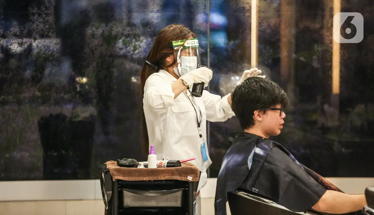 Pekerja melayani pelanggan di salon Mal Central Park, Jakarta, Senin (15/6/2020). Setelah ditutup akibat Covid-19, Senin (15/6) ini, Pemprov DKI mengizinkan sekitar 80 mal atau pusat perbelanjaan di Jakarta untuk dibuka kembali. (Liputan6.com/Faizal Fanani)