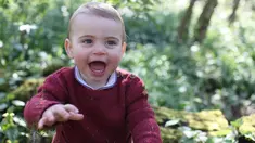 Foto yang dirilis oleh Kensington Palace pada 22 April 2019 memperlihatkan Pangeran Louis bermain di rerumputan rumahnya di Norfolk, Anmer Hall. Foto yang diambil sendiri oleh Kate Middleton itu untuk merayakan ulang tahun pertama sang pangeran. (THE DUCHESS OF CAMBRIDGE/KENSINGTON PALACE/AFP)