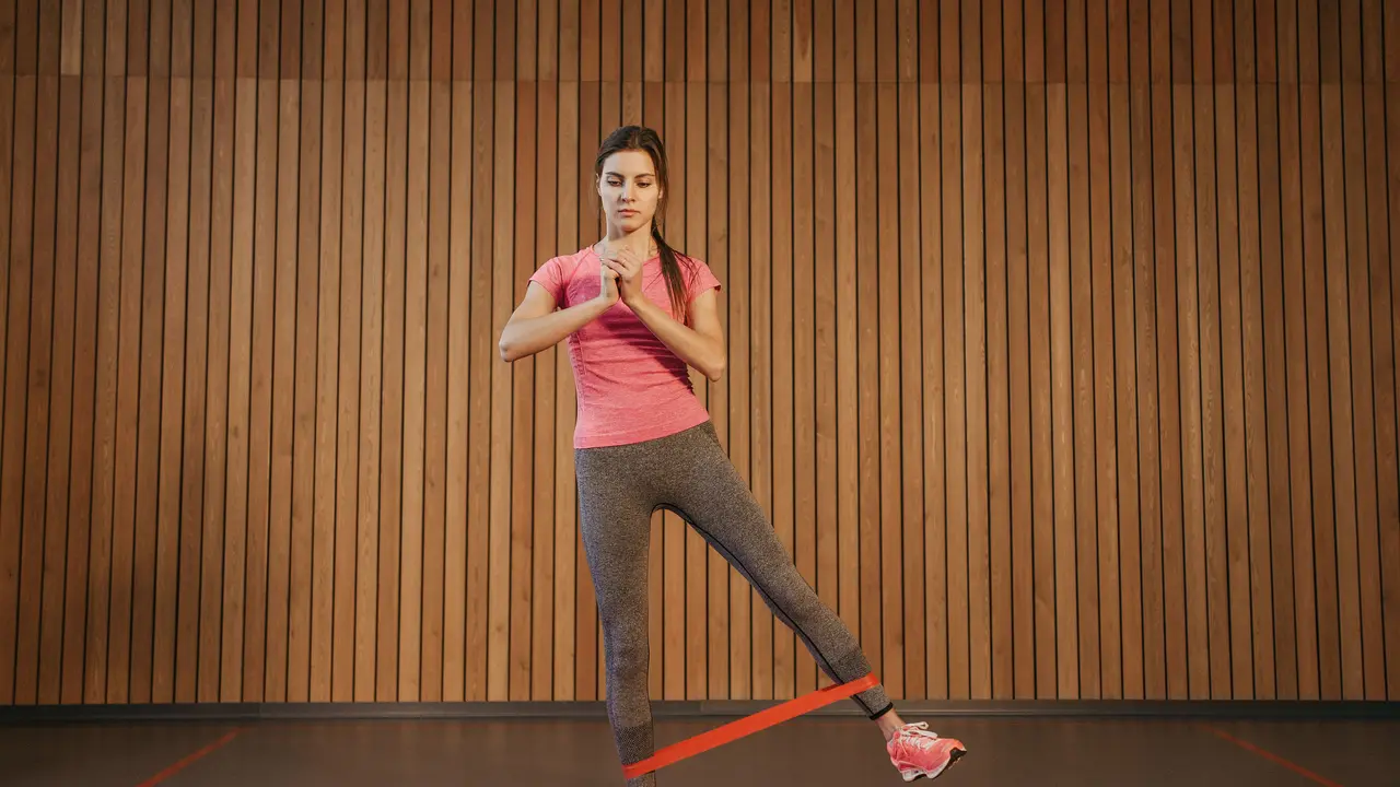 Benefit Latihan Beban di Rumah Pakai Resistance Band untuk Pemula