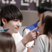 Saat ini, BTS sedang menikmati puncak kepopuleran. Namun hal itu tak membuat mereka sombong. Salah satu personelnya, V kerap memberikan perlakuan yang manis pada para penggemarnya. (Foto: Koreaboo.com)