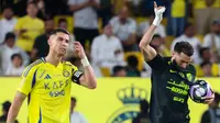 Pemain depan Nassr asal Portugal #7, Cristiano Ronaldo, bereaksi saat pemain depan Ittihad asal Prancis #09 Karim Benzema merayakan gol pertama timnya selama pertandingan Liga Pro Saudi antara Al-Nassr dan Al-Ittihad di Al-Awwal Park, di Riyadh, Kamis dini hari WIB (8-5-2025). (Fayez NURELDINE/AFP)