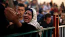 Seorang wanita saat ia meminta izin perjalanan untuk menyeberang ke Mesir melalui perbatasan Rafah setelah dibuka selama dua hari oleh pemerintah Mesir, di selatan Jalur Gaza 11 Mei 2016. (REUTERS / Suhaib Salem)