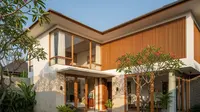 7 Gambar Rumah Minimalis Bentuk L Tampak Depan dengan Sentuhan Modern Tropis di 2025