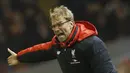 Pelatih Liverpool, Juergen Klopp, memberikan arahan kepada anak asuhnya saat melawan West Bromwich pada laga Liga Premier Inggris di Stadion Anfield, Inggris, Minggu (13/12/2015). (Reuters/Carl Recine)