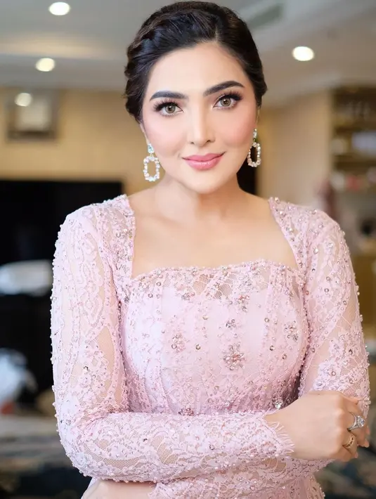 Sedangkan di momen Siraman Aaliyah Massaid dan Thariq Halilintar, Ashanty tampil kompak mengenakan kebaya pink yang tak kalah cantik. [Foto: Instagram/ashanty_ash]