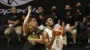 Pebasket West Bandits Solo, Dmonta Quoshawn Harris (kanan), berusaha melewati pebasket NSH Mountain Gold Timika, Randika Aprilian, pada laga IBL 2022 di Hall Basket GBK, Jakarta, Rabu (19/01/2022). NSH  menang dengan skor 69-67. (Bola.com/M Iqbal Ichsan)