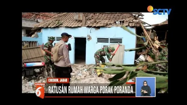 TNI-Polri Bantu Korban Puting Beliung Cirebon Bersihkan Puing Bangunan