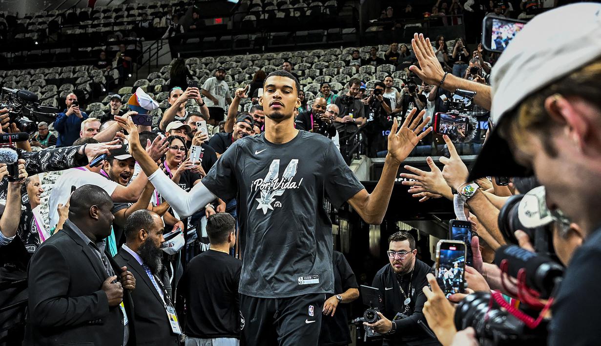 Pebasket San Antonio Spurs, Victor Wembanyama memasuki lapangan menjelang laga pertama NBA musim 2023/2024 melawan Dallas Mavericks di AT&T Center in San Antonio, Texas, Kamis (27/10/2023). Seperti diketahui, Victor Wembanyama menjadi pilihan pertama NBA Draft 2023. Hal itu yang membuatnya terpilih sebagai pemain San Antonio Spurs. (AFP/Chandan Khanna)