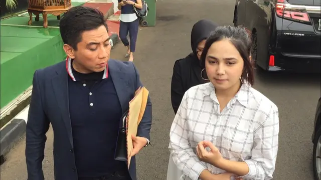 Syifa Hadju saat membuat laporan polisi bersama pengacaranya, Sandy Arifin (Liputan6.com/ Sapto Poernomo)