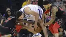 Pemain Golden State Warriors, Zaza Pachulia (tengah) berusaha keluar dari kepungan pemain Chicago Bulls pada laga NBA basketball game di Oracle Arena, Oakland, (24/11/2017). Warriors menang 143-94. (AP/Jeff Chiu)