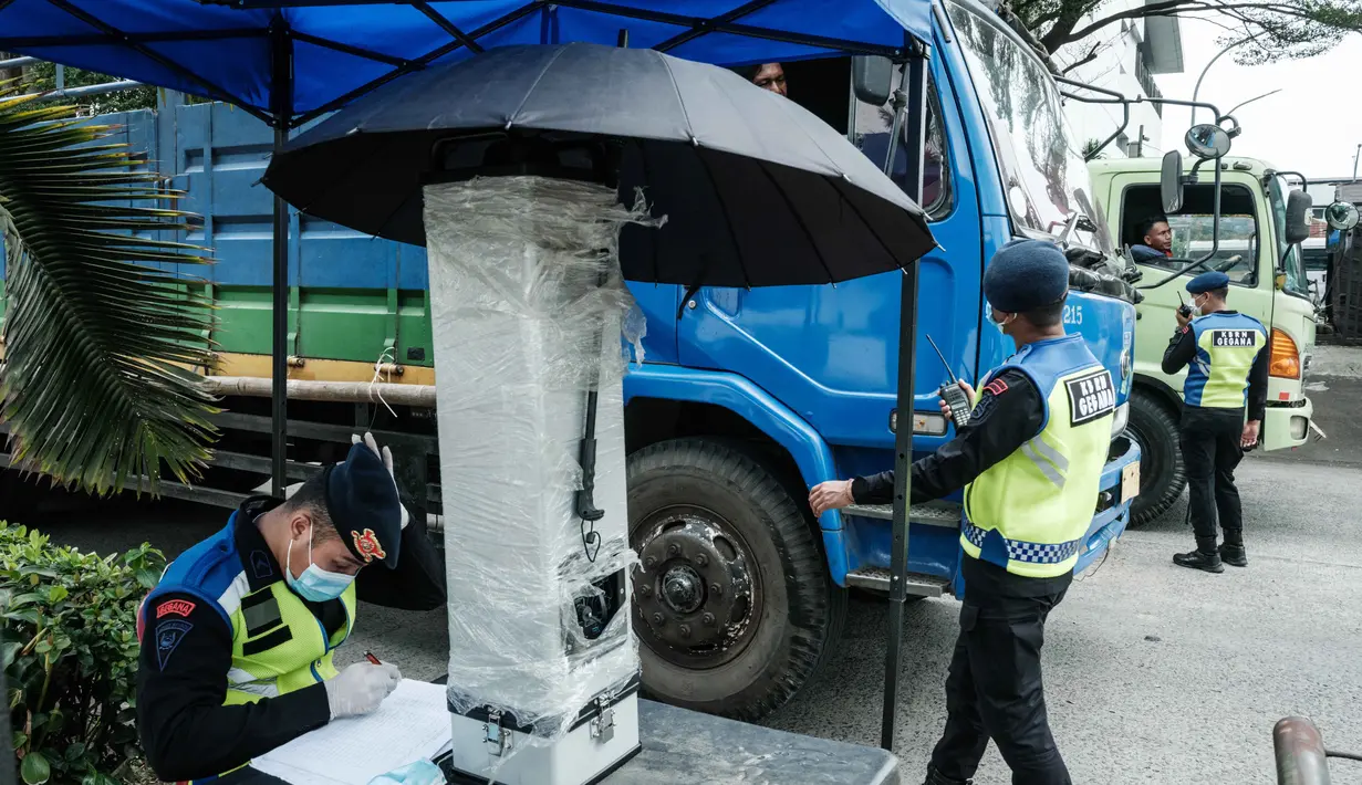 Petugas gabungan dari Brimob Polri, KLH, Badan Pengawas Tenaga Nuklir (Bapeten), dan Dinas Kesehatan setempat masih berusaha melakukan upaya penanganan paparan zat radioaktif tersebut. (Yasuyoshi CHIBA/AFP)