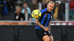 Federico Dimarco merupakan salah satu pemain yang menonjol di Liga Italia musim 2023/2024. Bersama Inter Milan dia telah bermain 16 kali dengan 2 gol dan empat assist. Bermain di posisi bek kiri, Dimarco merupakan salah satu pemain yang dibutuhkan sejumlah tim Liga Inggris untuk menambah daya serang. (AFP/Vicenzo Pinto)