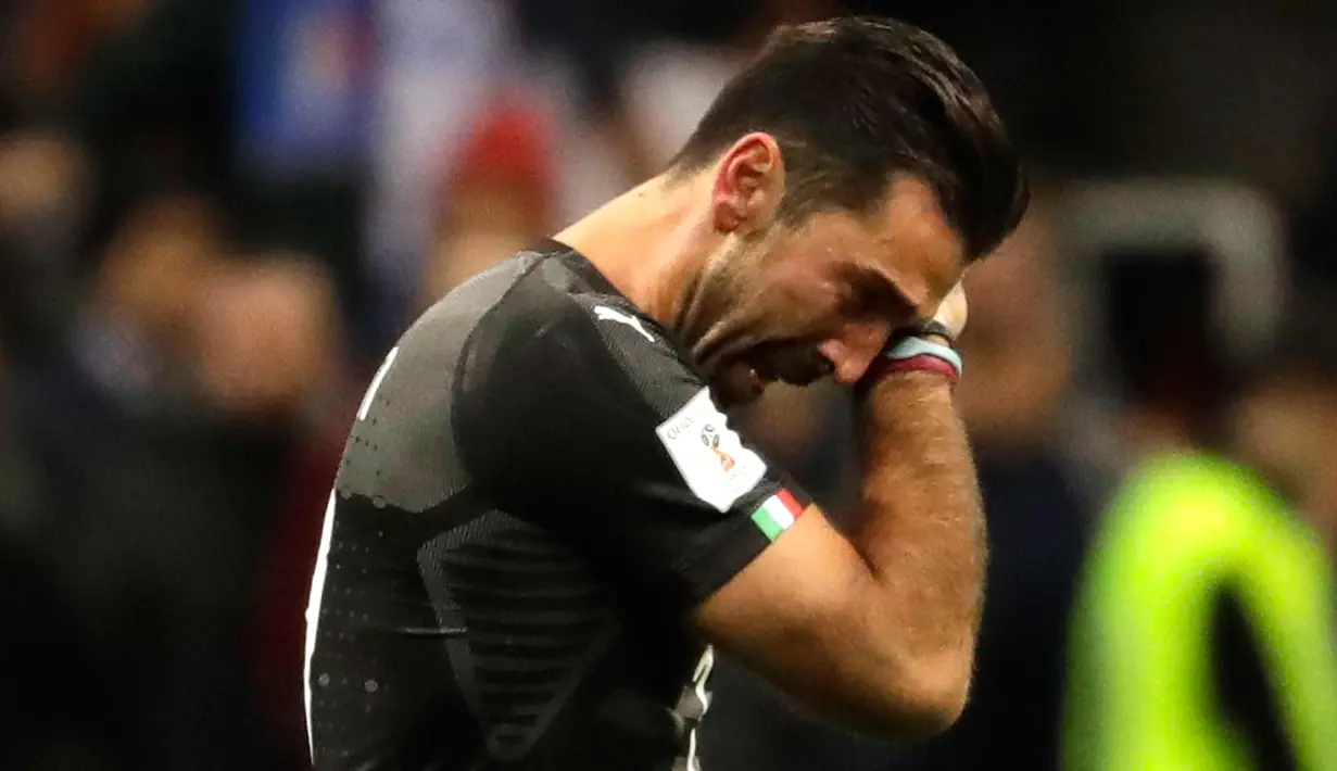 Kiper Juventus, Gianluigi Buffon menangis setelah timnya tersingkir dari Piala Dunia 2018 usai bertanding melawan Swedia pada leg kedua babak playoff di San Siro, Milan (13/11). Usai pertandingan Buffon pensiun dari timnas Italia. (AP Photo/Luca Bruno)