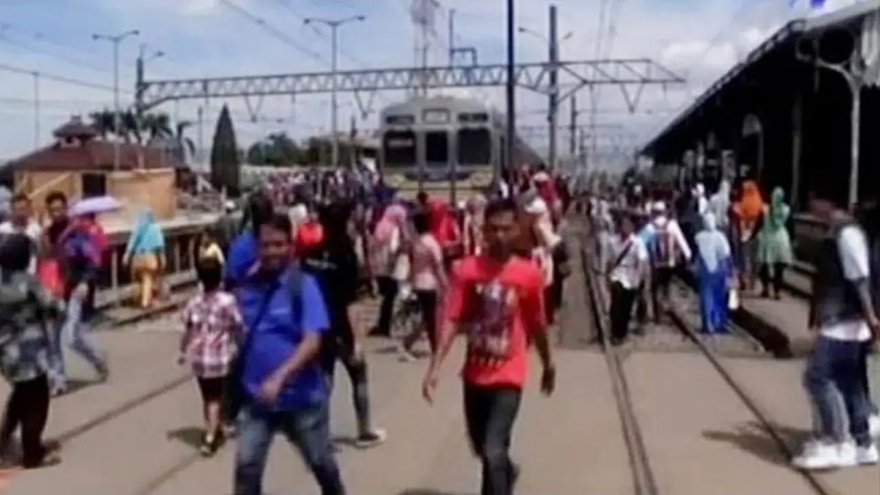 VIDEO: Habiskan Liburan, Stasiun Bogor Padat Pengunjung