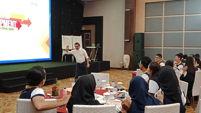 Membentuk Karakter Calon Pemimpin Era 4.0 Bersama James Gwee