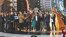 Ernest Prakasa mengangkat piala usai film Bioskop Cek Toko Sebelah dinobatkan menjadi Film Terpuji dalam ajang Festival Film Bandung 2017 di studio 6 Emtek, Jakarta (22/10). (Liputan6.com/Helmi Afandi)