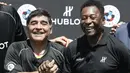 Di samping memberi support untuk keluarga yang ditinggalkan, Pele juga membuat pesan menyentuh dengan berharap agar bisa bermain bola bareng Maradona di surga. (AFP/Patrick Kovarik)