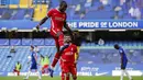 Penyerang Liverpool, Sadio Mane, melakukan selebrasi usai mencetak gol ke gawang Chelsea pada laga Liga Inggris di Stadion Stamford Bridge, Minggu (20/9/2020). Liverpool menang dengan skor 2-0. (AP/Matt Dunham, Pool)