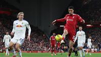 Penyerang Liverpool, Hugo Ekitike, mendapatkan peluang dalam pertandingan sepak bola Liga Inggris antara Liverpool dan Leeds United di Anfield, Liverpool, wilayah barat laut Inggris, pada 1 Januari 2026. (Darren Staples / AFP)