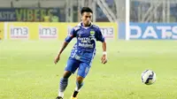 Pemain Persib Bandung, M. Taufiq beraksi saat melawan  Bali United  pada laga semifinal Piala Torabika Bhayangkara di Stadion Si Jalak Harupat, Bandung, Rabu (30/3/2016). (Bola.com/NIcklas Hanoatubun)