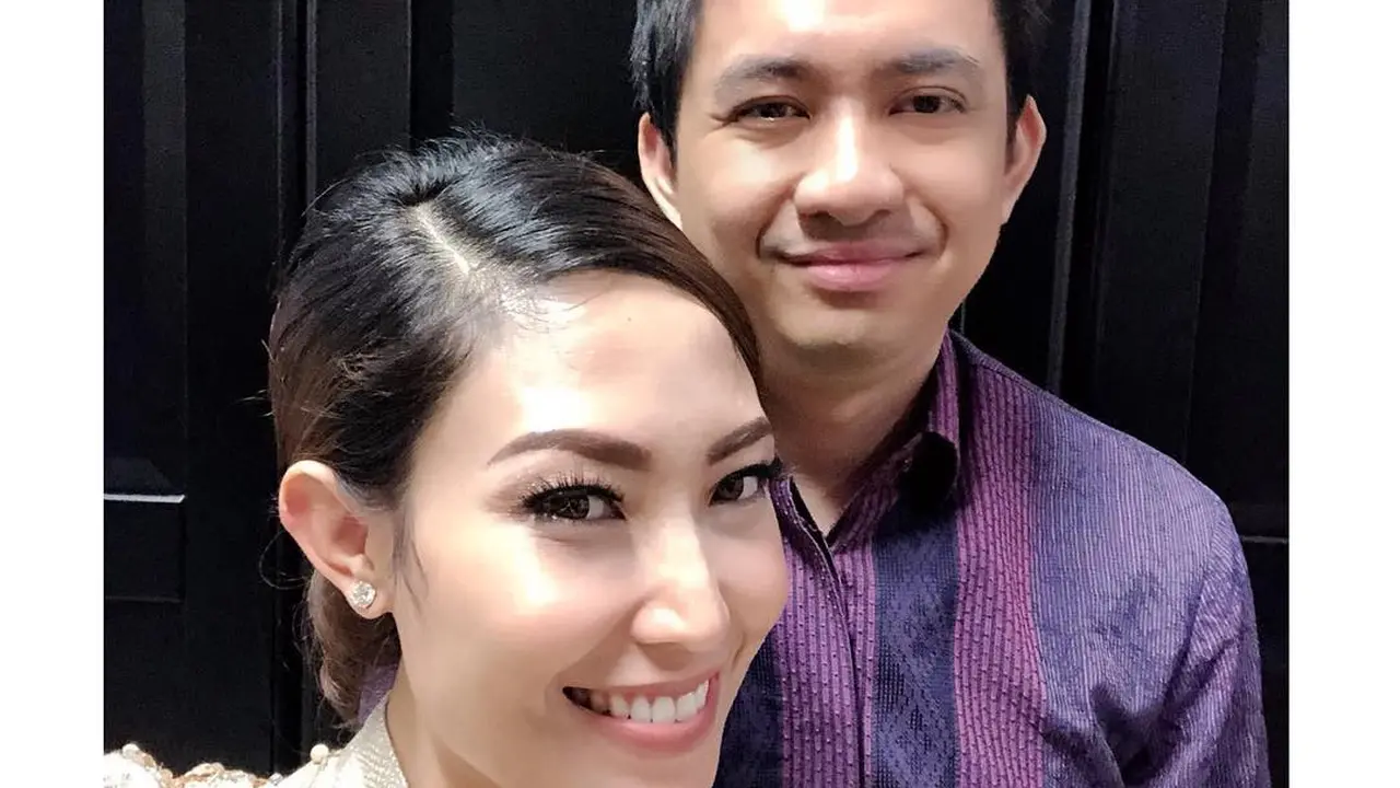 [Bintang] 8 Foto Ayu Dewi dan Regi Datau yang Kocak Tapi Romantis