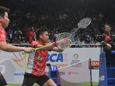 Ganda campuran Indonesia, Tontowi/Liliyana saat berhadapan dengan Kenichi Hayakawa/Misaki Matsutomo asal Jepang di Indonesia Open Superseries Premier 2015, Jakarta, Rabu (4/6/2015). Tontowi/Liliyana menang  21-12, 21-16. (Liputan6.com/Herman Zakharia)