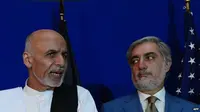 Dua capres Afghanistan, Ashraf Ghani (kiri) dan Abdullah Abdullah (AFP)